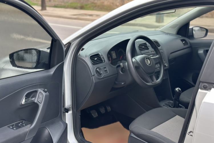 Used Volkswagen Polo 2016 1.4L Manual Fashion Model Interior 2