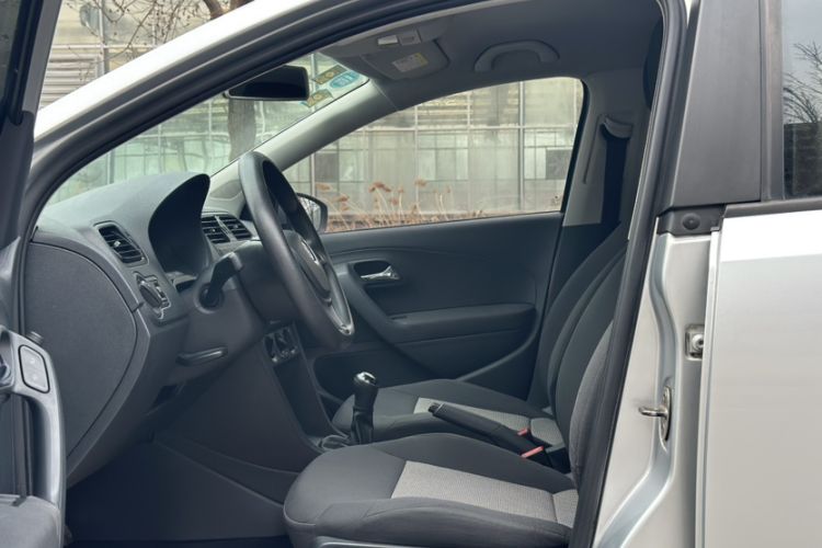 Used Volkswagen Polo 2016 1.4L Manual Fashion Model Interior 6