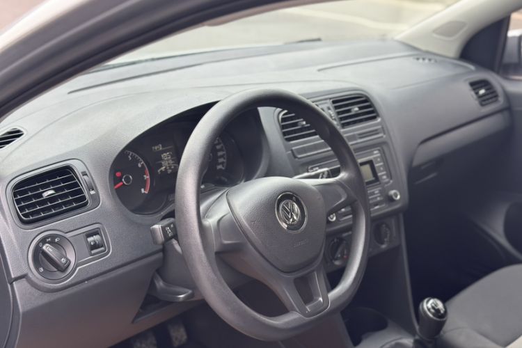 Used Volkswagen Polo 2016 1.4L Manual Fashion Model Interior 9