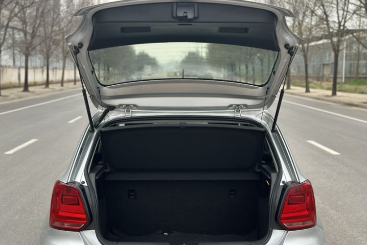Used Volkswagen Polo 2016 1.4L Manual Fashion Model Trunk