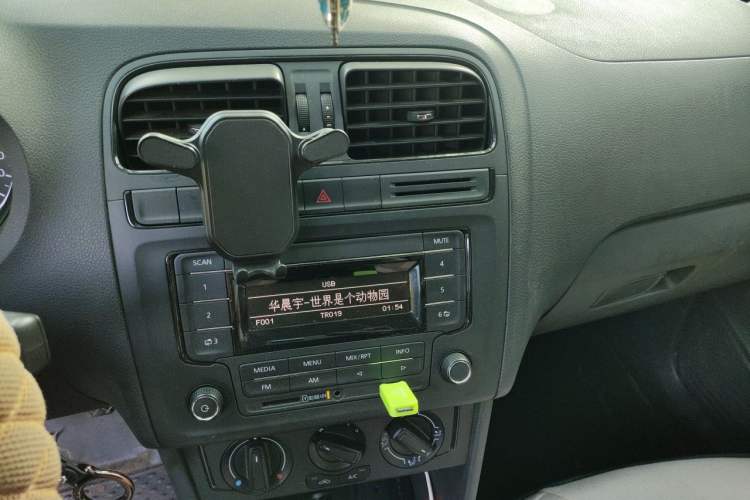 Used Volkswagen Polo 2016 1.4L Manual Fashion Model Audio And AC Panel