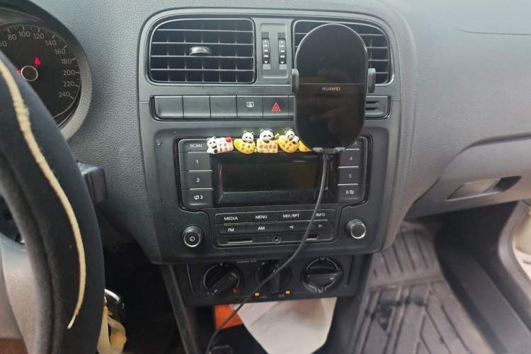 Used Volkswagen Polo 2016 1.4L Manual Fashion Model Audio And AC Panel