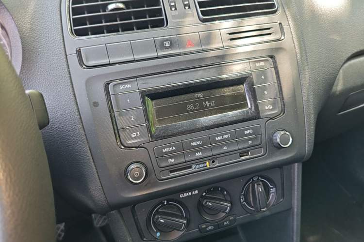 Used Volkswagen Polo 2016 1.4L Manual Fashion Model Audio And AC Panel