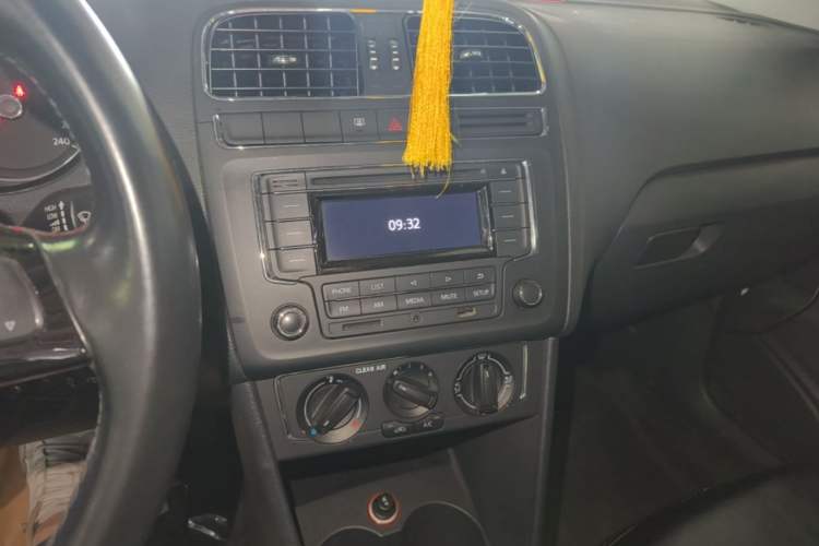 Used Volkswagen Polo 2016 1.6L Automatic Comfort Model Audio And AC Panel