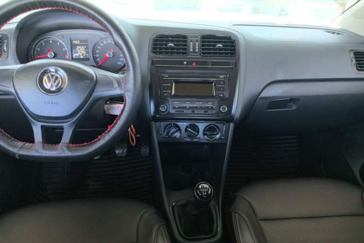 Used Volkswagen Polo 2016 1.4L Manual Fashion Model Audio And AC Panel
