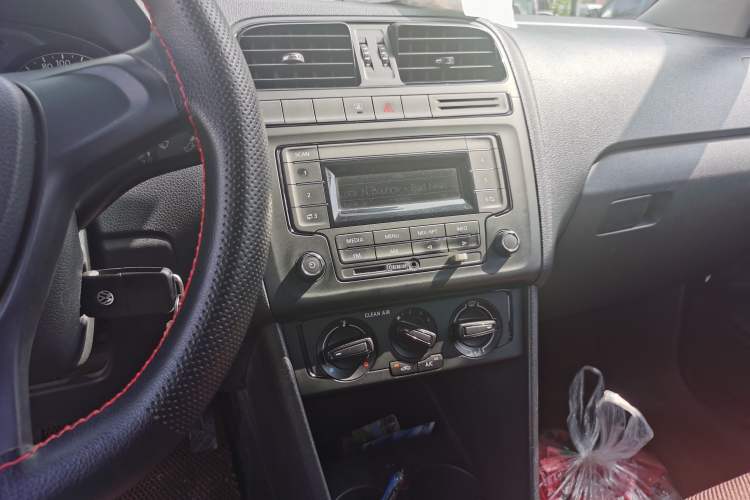 Used Volkswagen Polo 2016 1.4L Manual Fashion Model Audio And AC Panel