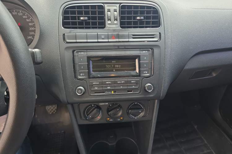 Used Volkswagen Polo 2016 1.4L Manual Fashion Model Audio And AC Panel