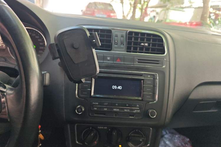 Used Volkswagen Polo 2016 1.6L Automatic Comfort Model Audio And AC Panel