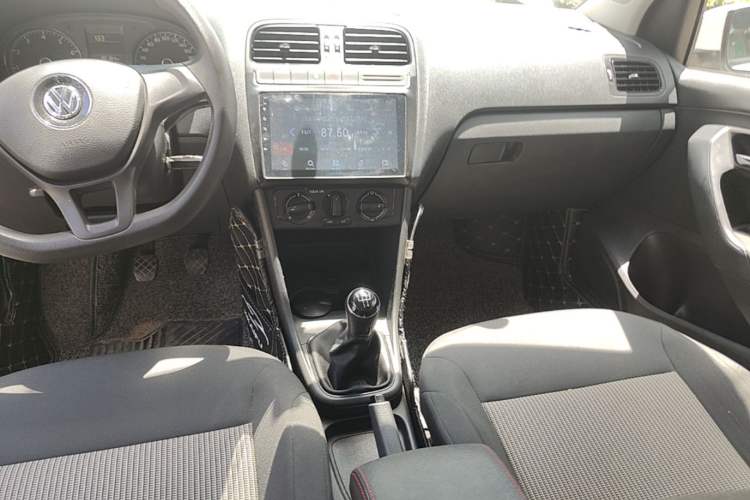 Used Volkswagen Polo 2016 1.4L Manual Fashion Model Audio And AC Panel