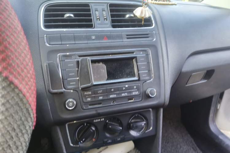 Used Volkswagen Polo 2016 1.6L Automatic Comfort Model Audio And AC Panel