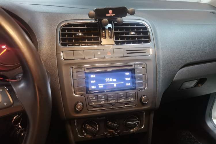 Used Volkswagen Polo 2016 1.6L Automatic Comfort Model Audio And AC Panel