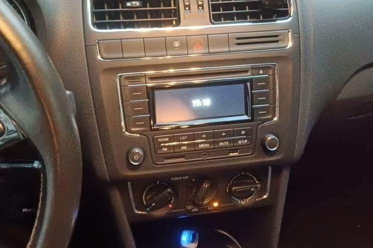 Used Volkswagen Polo 2016 1.6L Automatic Comfort Model Audio And AC Panel