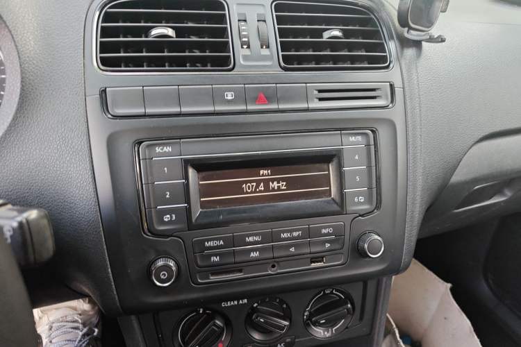 Used Volkswagen Polo 2016 1.4L Manual Fashion Model Audio And AC Panel