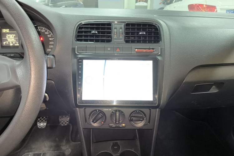 Used Volkswagen Polo 2016 1.4L Manual Fashion Model Audio And AC Panel