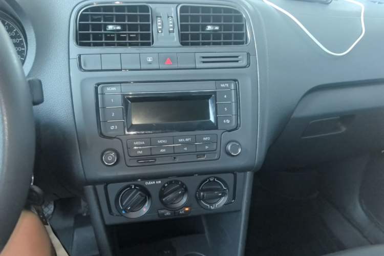 Used Volkswagen Polo 2016 1.4L Manual Fashion Model Audio And AC Panel