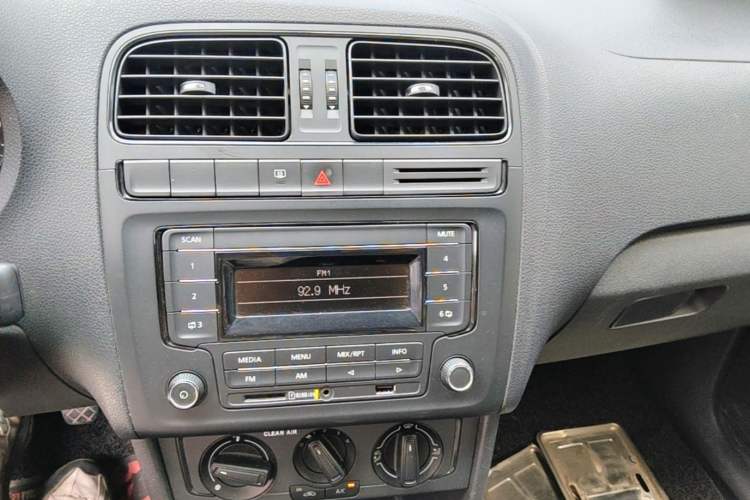 Used Volkswagen Polo 2016 1.4L Manual Fashion Model Audio And AC Panel