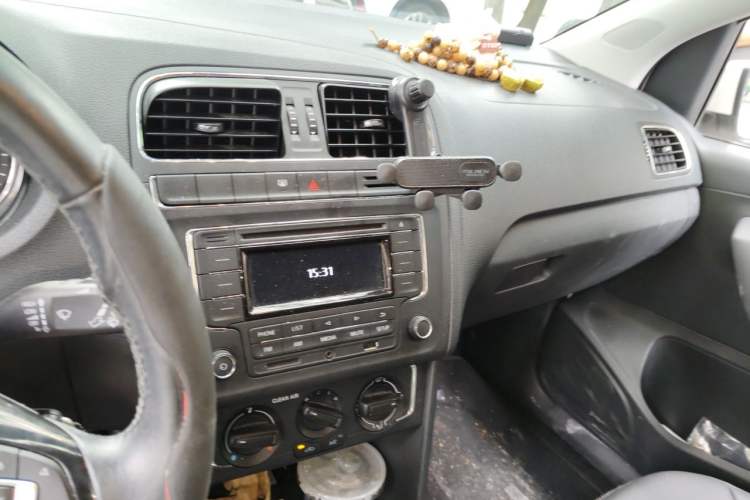 Used Volkswagen Polo 2016 1.6L Automatic Comfort Model Audio And AC Panel