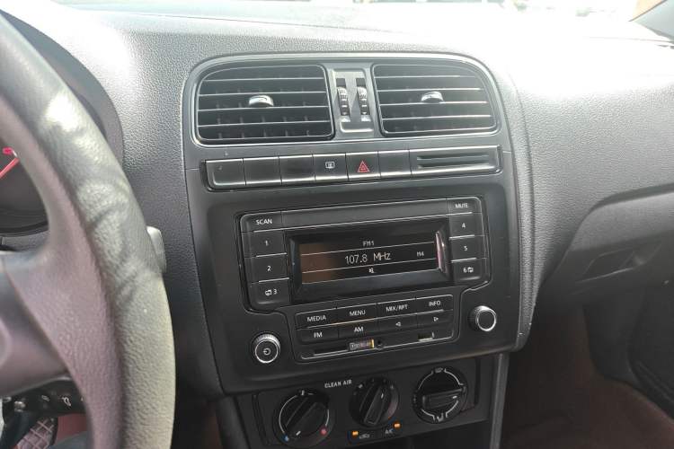 Used Volkswagen Polo 2016 1.4L Manual Fashion Model Audio And AC Panel