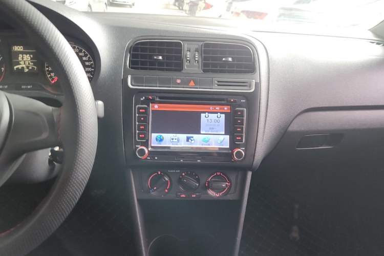 Used Volkswagen Polo 2016 1.4L Manual Fashion Model Audio And AC Panel