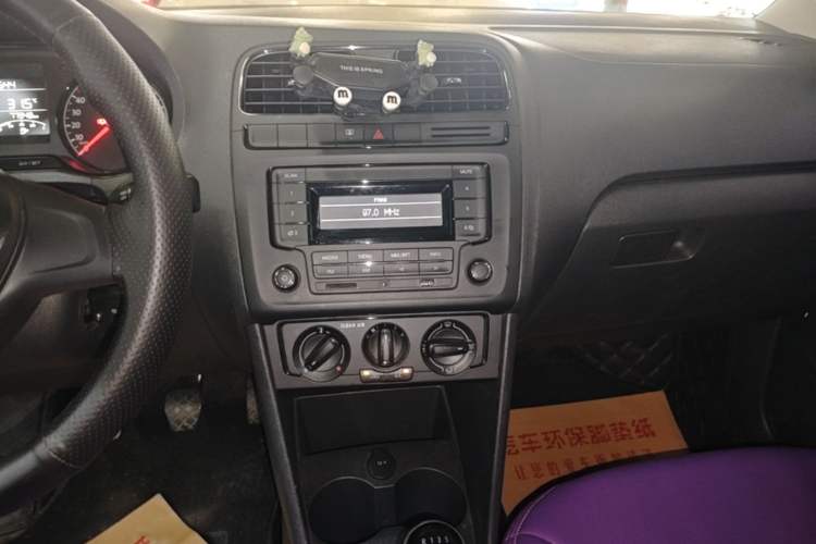Used Volkswagen Polo 2016 1.4L Manual Fashion Model Audio And AC Panel