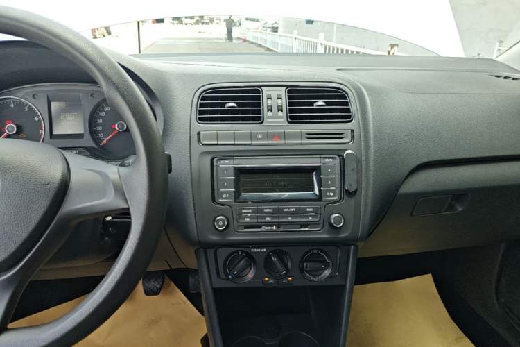Used Volkswagen Polo 2016 1.4L Manual Fashion Model Audio And AC Panel