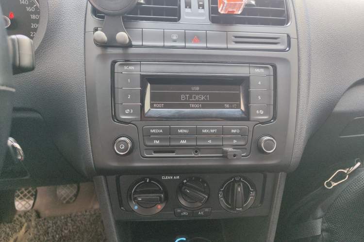 Used Volkswagen Polo 2016 1.4L Manual Fashion Model Audio And AC Panel