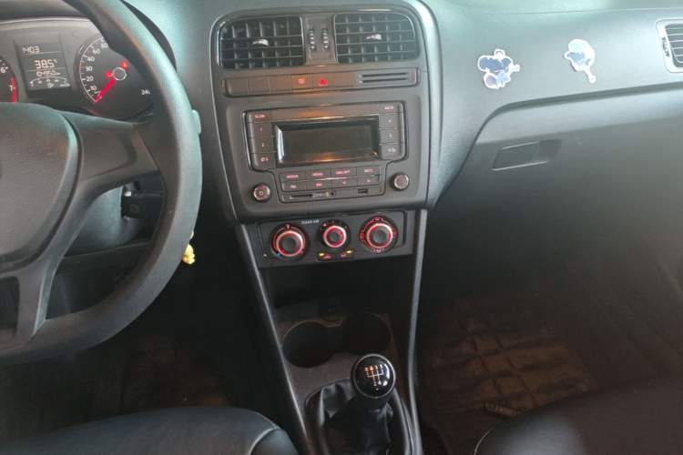 Used Volkswagen Polo 2016 1.4L Manual Fashion Model Audio And AC Panel