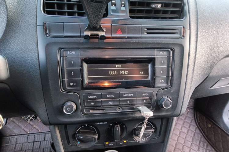 Used Volkswagen Polo 2016 1.4L Manual Fashion Model Audio And AC Panel