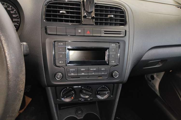 Used Volkswagen Polo 2016 1.4L Manual Fashion Model Audio And AC Panel