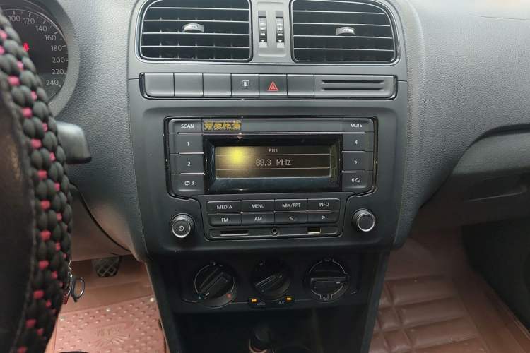 Used Volkswagen Polo 2016 1.4L Manual Fashion Model Audio And AC Panel