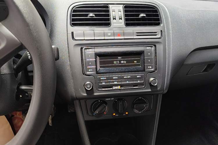 Used Volkswagen Polo 2016 1.4L Manual Fashion Model Audio And AC Panel