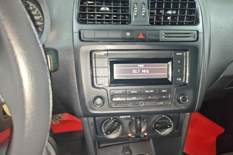 Used Volkswagen Polo 2016 1.4L Manual Fashion Model Audio And AC Panel