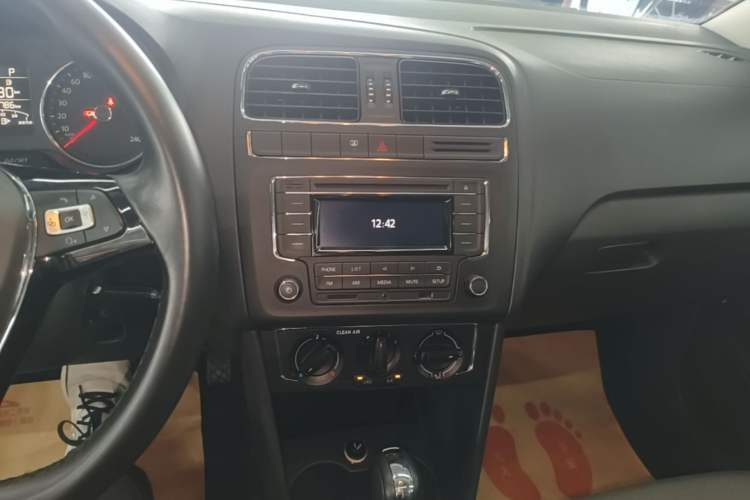 Used Volkswagen Polo 2016 1.6L Automatic Comfort Model Audio And AC Panel