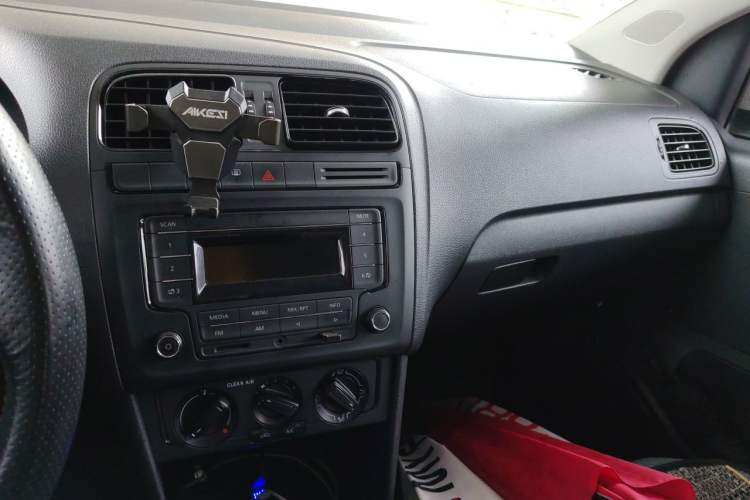 Used Volkswagen Polo 2016 1.4L Manual Fashion Model Audio And AC Panel