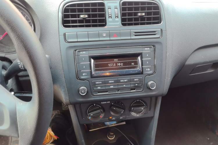 Used Volkswagen Polo 2016 1.4L Manual Fashion Model Audio And AC Panel