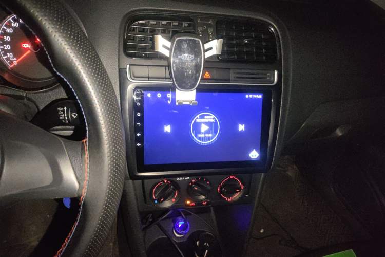 Used Volkswagen Polo 2016 1.4L Manual Fashion Model Audio And AC Panel