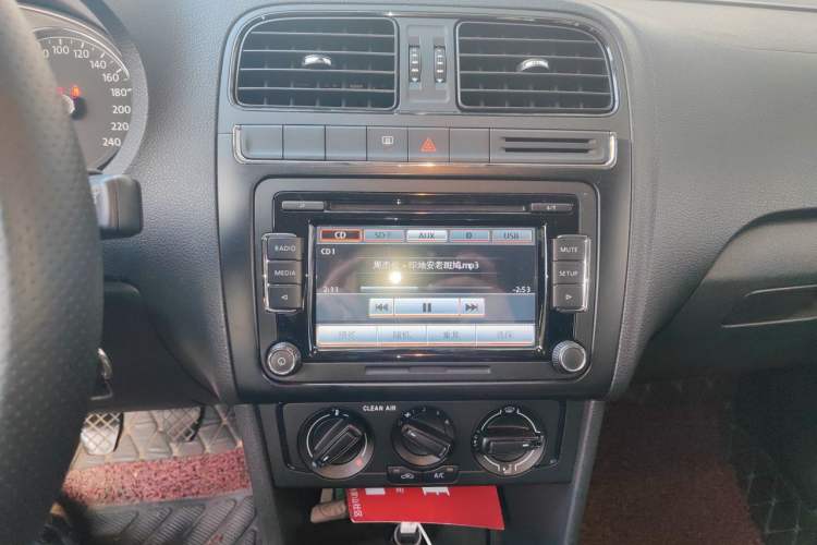 Used Volkswagen Polo 2016 1.4L Manual Fashion Model Audio And AC Panel