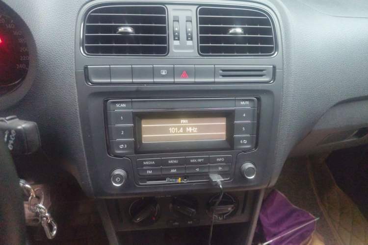 Used Volkswagen Polo 2016 1.4L Manual Fashion Model Audio And AC Panel