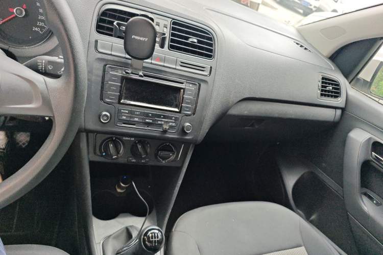 Used Volkswagen Polo 2016 1.4L Manual Fashion Model Audio And AC Panel