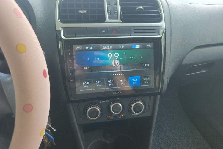 Used Volkswagen Polo 2016 1.4L Manual Fashion Model Audio And AC Panel