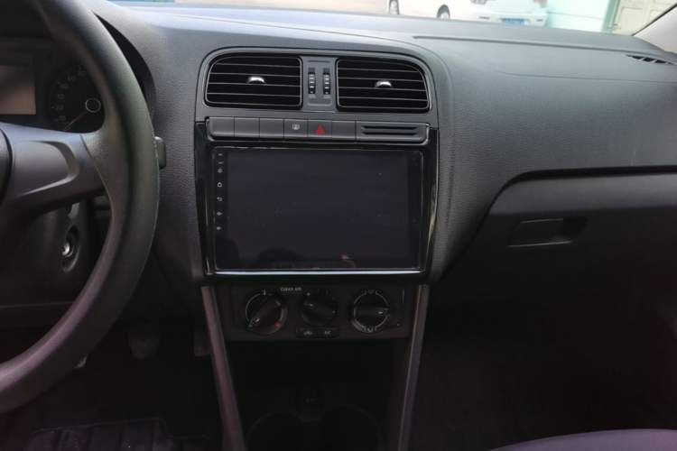Used Volkswagen Polo 2016 1.4L Manual Fashion Model Audio And AC Panel