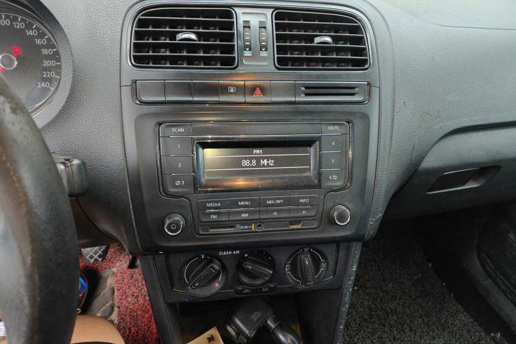 Used Volkswagen Polo 2016 1.4L Manual Fashion Model Audio And AC Panel