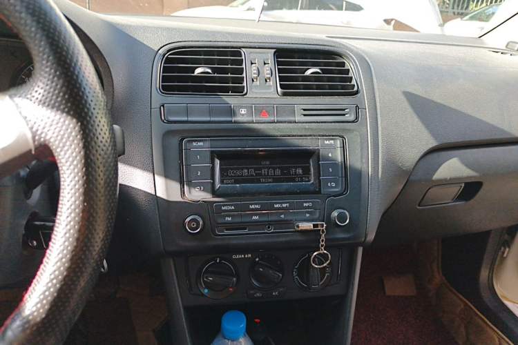 Used Volkswagen Polo 2016 1.4L Manual Fashion Model Audio And AC Panel