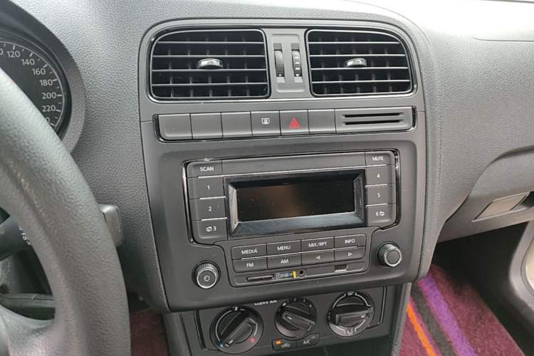Used Volkswagen Polo 2016 1.4L Manual Fashion Model Audio And AC Panel