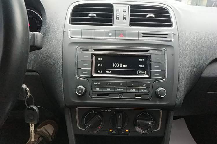 Used Volkswagen Polo 2016 1.6L Automatic Comfort Model Audio And AC Panel