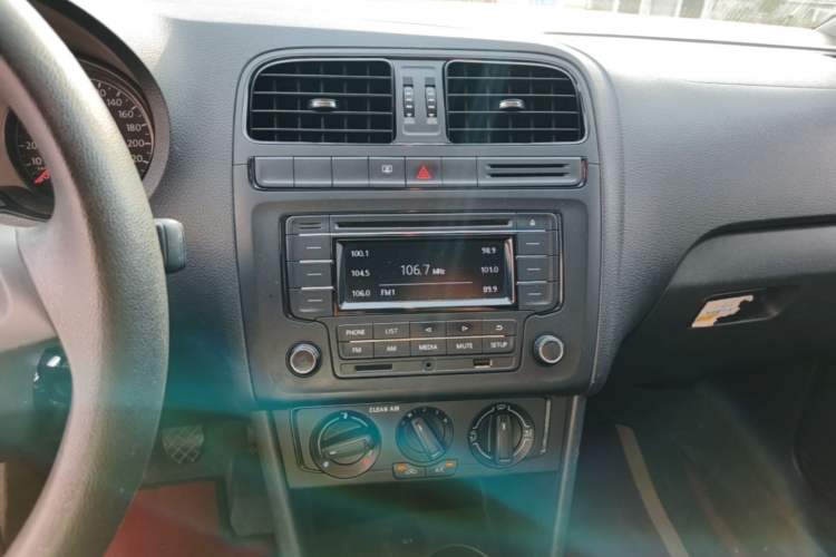 Used Volkswagen Polo 2016 1.4L Manual Fashion Model Audio And AC Panel