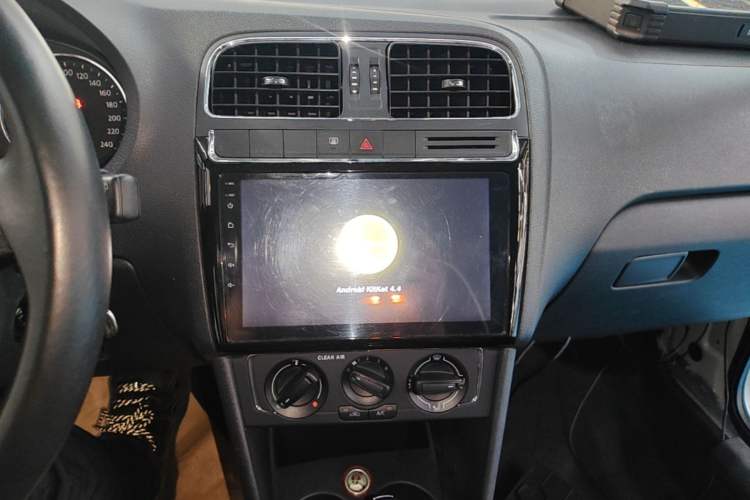 Used Volkswagen Polo 2016 1.6L Automatic Comfort Model Audio And AC Panel