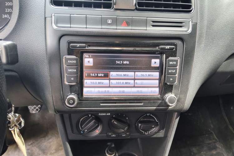 Used Volkswagen Polo 2016 1.4L Manual Fashion Model Audio And AC Panel