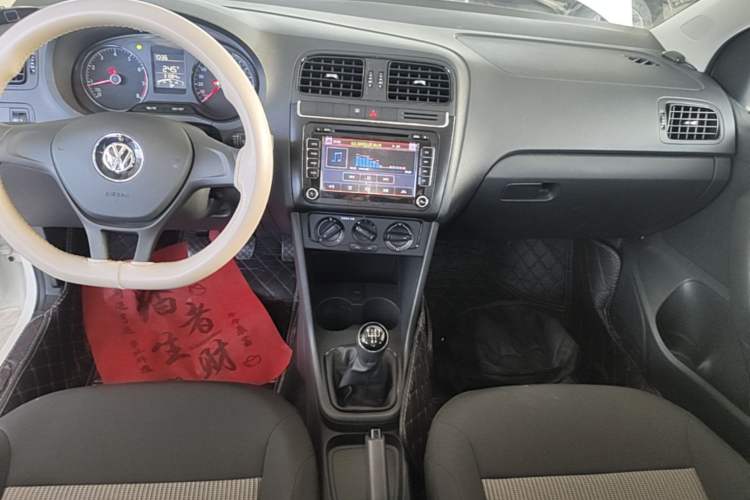 Used Volkswagen Polo 2016 1.4L Manual Fashion Model Audio And AC Panel