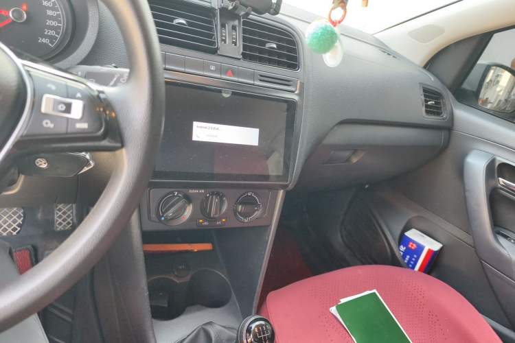 Used Volkswagen Polo 2016 1.4L Manual Fashion Model Audio And AC Panel